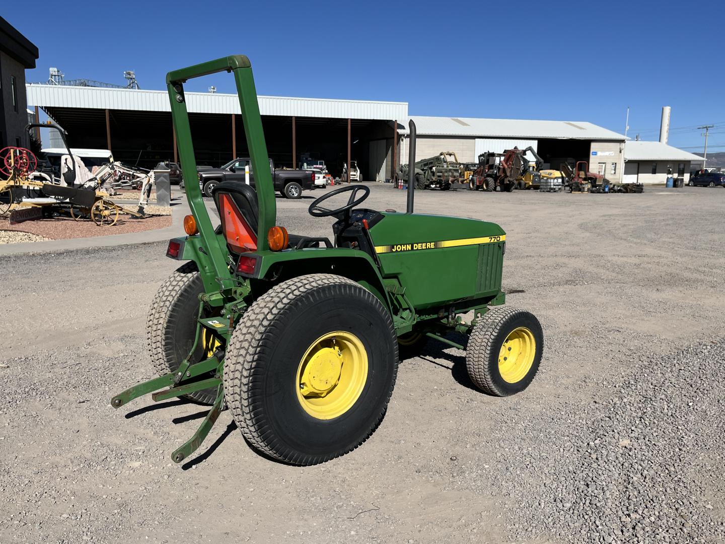 TRACTOR JOHN DEERE 770